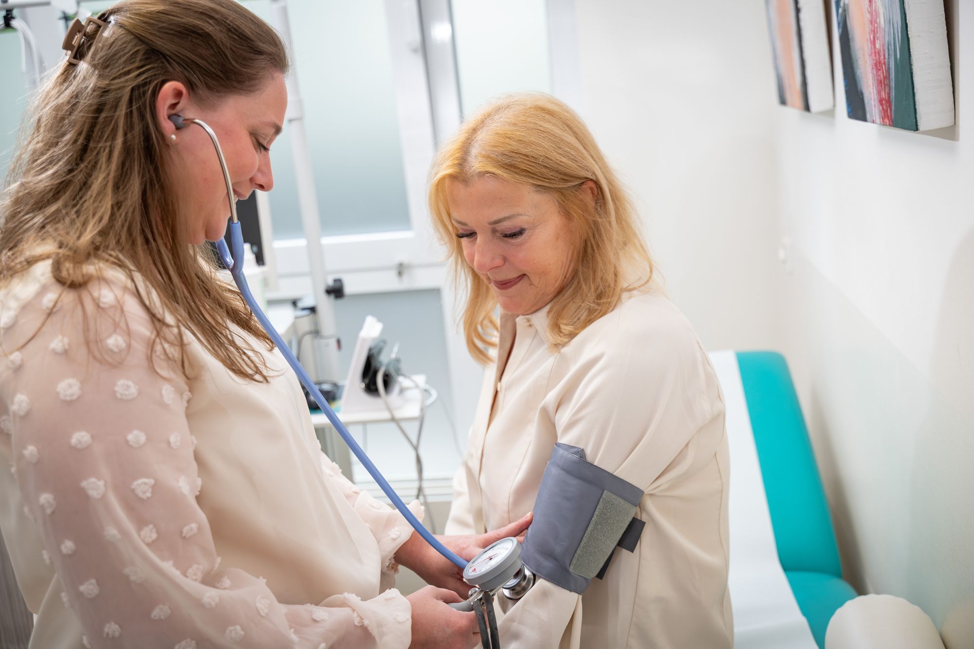 Hier wird bei einer Patientin der Blutdruck gemessen